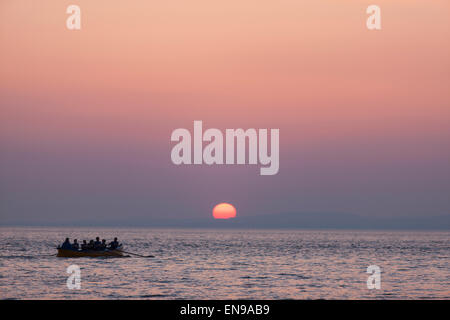 Clevedon Pilot Gig Club bei Sonnenuntergang in den Bristolkanal. Stockfoto