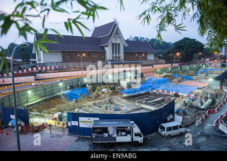 Arbeiter auf einer Baustelle in der Innenstadt von Kuala Lumpur mit dem National Museum of Malaysia im Hintergrund, Malaysia Stockfoto