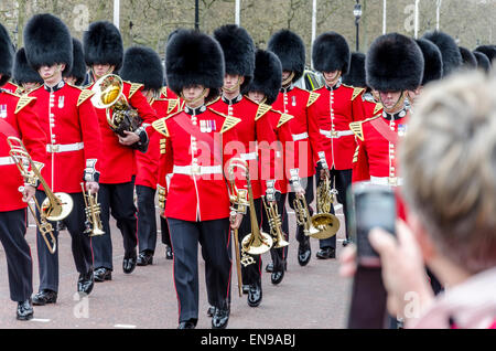 Eine Frau nimmt ein Foto mit einem Mobiltelefon die Changing of the Queens es Guard, The Mall, London, UK Stockfoto
