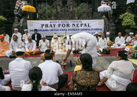 Bali, Indonesien. 30. April 2015. Mehreren hinduistischen Balinesen Anhängern zusammenhält beten für die Opfer des Erdbebens in Nepal in Denpasar, Bali. Die Veranstaltung wird von einigen religiösen Führern als Form der Solidarität in Menschlichkeit für fast 4.000 Opfer von 7,9 Erdbeben, das am 25. April Nepal getroffen. Bildnachweis: Johannes Christo/Alamy Live-Nachrichten Stockfoto