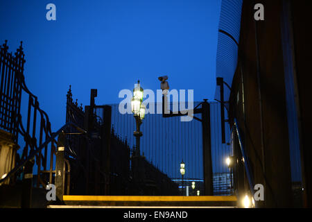 London, UK. 29. April 2015. Straßenlaternen und eine Beobachtungskamera hinter Zäune auf der Westminster Bridge nahe der Palace of Westminster am Abend während der blauen Stunde in London, England, 29. April 2015. Foto: Jens Kalaene/Dpa/Alamy Live News Stockfoto