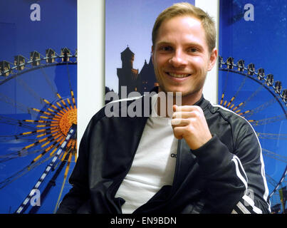 München, Deutschland. 20. April 2015. Big-Wave-Surfer Sebastian Steudtner Deutschlands, posiert in München, Deutschland, 20. April 2015. Foto: BRITTA SCHUTEJANS/Dpa/Alamy Live News Stockfoto