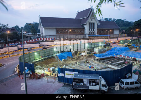 Arbeiter auf einer Baustelle in der Innenstadt von Kuala Lumpur mit dem National Museum of Malaysia im Hintergrund, Malaysia Stockfoto