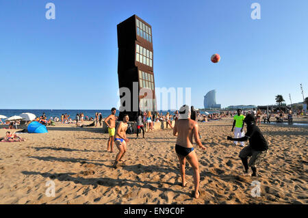 Skulptur 'L´estel Ferit' (dem verletzten Star) 1992, von Rebecca Horn am Strand von Barceloneta. Barcelona, Katalonien, Spanien. Stockfoto