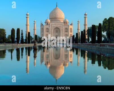 Das Taj Mahal im Morgengrauen - Mausoleum in Agra in Nordindien Stockfoto