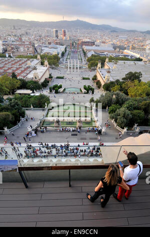 Paar. Blick auf Barcelona vom Nationalpalast, Palau Nacional, MNAC. Montjuic. Barcelona. Katalonien. Spanien. Stockfoto