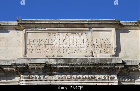 Italien. Rom. Bogen von Titus. 82 n. Chr. von Kaiser Domitian Titus Siege Gedenken errichtet. Die Inschrift. Stockfoto