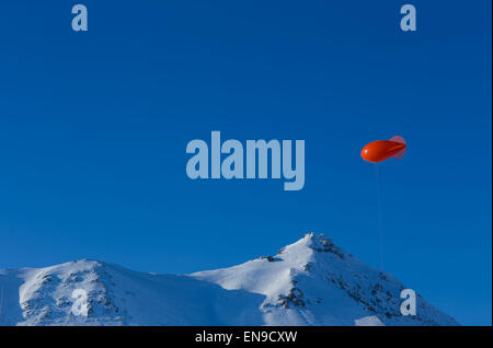 Spitzbergen, Norwegen. 9. April 2015. Ein Mini Zeppelin mit Messtaster der Forschungsbasis AWIPEV in der Nähe der Kings Bay-Forschungsstation in Ny-Alesund auf Spitzbergen, Norwegen, 9. April 2015. Foto: Jens Büttner/Dpa/Alamy Live News Stockfoto