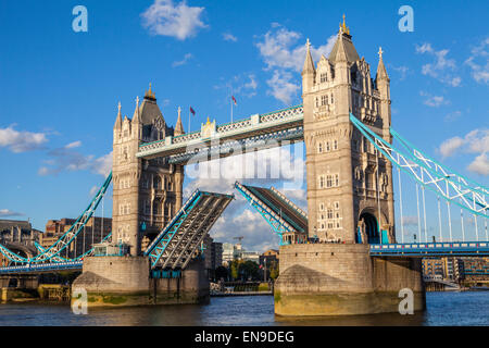 Tower Bridge offen"" über den Fluss Themse in London. Stockfoto