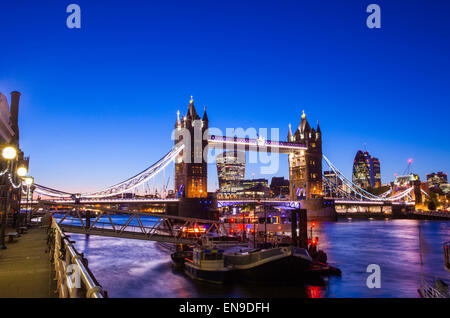 Dämmerung-Zeit Blick auf Tower Bridge und die Themse in London. Stockfoto