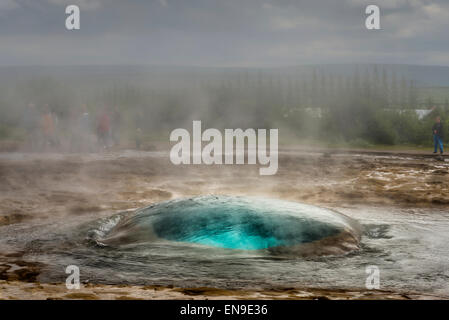 Strokkur Geysir kurz bevor es ausbricht, Island. Strokkur ist ein Brunnen Geysir im Bereich Geothermie neben dem Fluss Hvita. Stockfoto