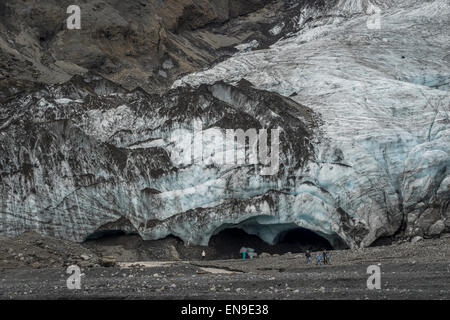 Menschen, die ein Eis zu erkunden Höhle auf dem Gletscher Gigjokull, Island Stockfoto