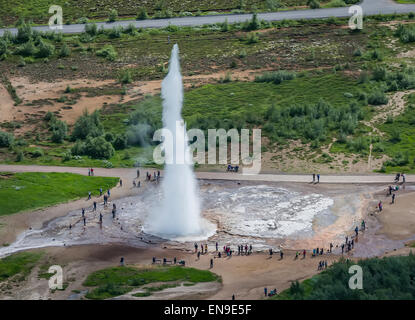 Luftaufnahme des Strokkur-Geysirs ausbricht, Island Stockfoto