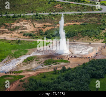 Luftaufnahme des Strokkur-Geysirs ausbricht, Island Stockfoto