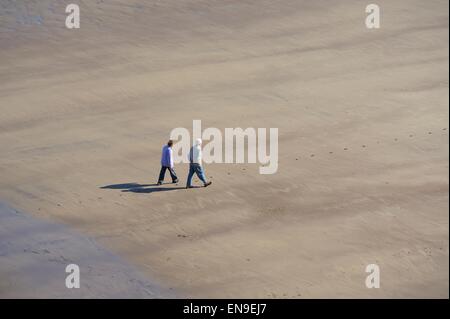 Älteres Ehepaar zu Fuß am Strand in England UK Stockfoto