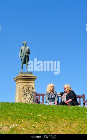 Der imposante Kapitän cook Bronzestatue in Whitby North Yorkshire, England, UK Stockfoto