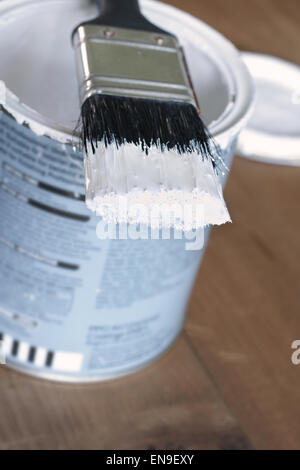 Maler- und Lackierarbeiten flachen Fokus Blick auf einen Topf mit weißer Farbe und Pinsel Stockfoto