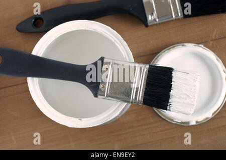 Maler- und Lackierarbeiten flachen Fokus Top-down-Sicht auf einen Topf mit weißer Farbe und Pinsel Stockfoto