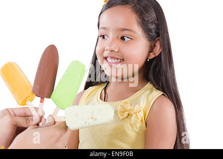 2 indische Kinder Mädchen Gier Ice Cream Stockfoto