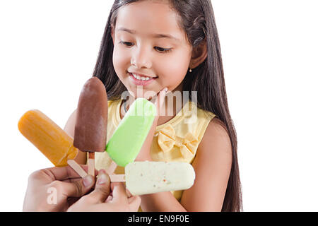 2 indische Kinder Mädchen Gier Ice Cream Stockfoto