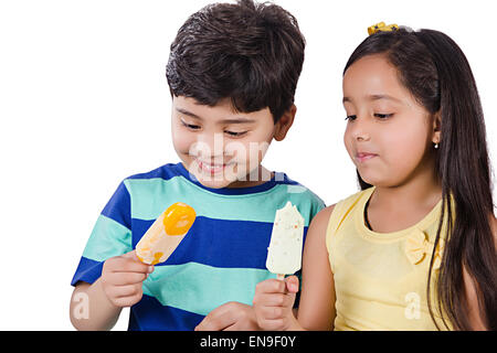 2 indische Kinder Freunde Gier Eis Stockfoto