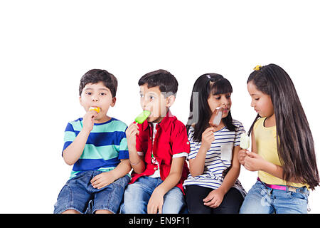 4 indische Kinder Freunde essen Eis Stockfoto