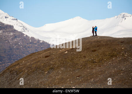 Paar stand, um die Aussicht zu bewundern und Fotos am Gletschersee Jökulsárlón Gletscherlagune, an den Rand des Vatnajökull National Park, Island im Feb. Stockfoto