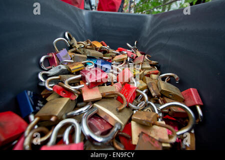 Nürnberg, Deutschland. 30. April 2015. Liebe Vorhängeschlösser, die mit einem Winkelschleifer geschnitten worden sind haben in einer Box auf einer Fußgängerbrücke in Nürnberg, 30. April 2015 aufgeschichtet worden. Mehr als 1000 an diese Liebe, die Token aus einem Steg über dem Fluss Pegnitz entfernt wurden. Die Entfernung war notwendig, da das enorme Gewicht der Liebe Schleusen, die die Seile zu lösen, "Service Oeffentlicher Raum" (lit.) verursacht hatte Service Public Space) sagte. Foto: DANIEL KARMANN/Dpa/Alamy Live News Stockfoto