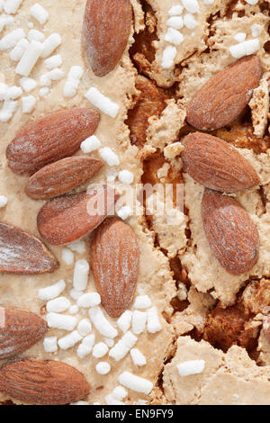 Colomba, italienischer Osterkuchen mit Mandeln Hintergrund Stockfoto