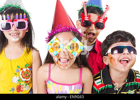 4 Personen indische Kinder Freunde Geburtstagsfeier Stockfoto