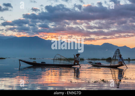 Fischer auf dem Inle See Fischfang, Myanmar. Stockfoto