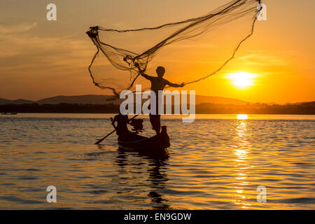 Fischer trieb Fischernetze bei Sonnenuntergang, Mandalay, Birma Stockfoto
