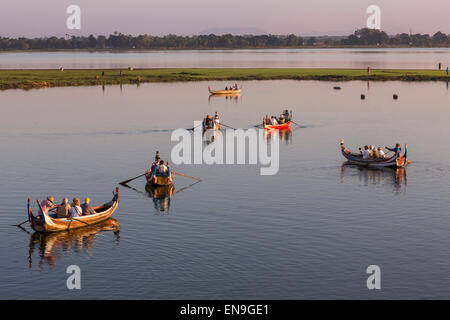 Fischer trieb Fischernetze bei Sonnenuntergang, Mandalay, Birma Stockfoto