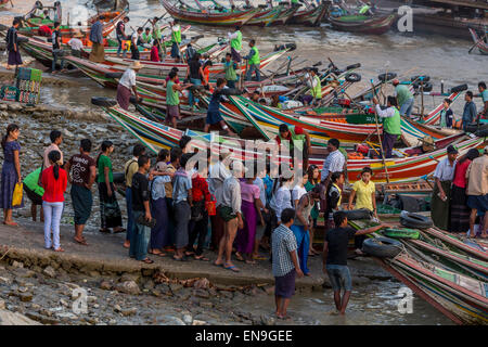 Boote für Transportaion am Ayeyawady-Fluss in Yangon. Stockfoto