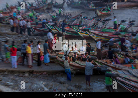 Boote für Transportaion am Ayeyawady-Fluss in Yangon. Stockfoto