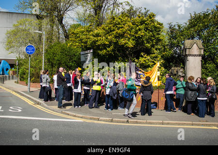 Stadtkrankenhaus, Belfast, UK. 30. April 2015.     Offizielle Streikposten für die Gesellschaft Röntgenassistenten außerhalb City Hospital in Belfast Röntgenassistenten Mitglieder in England, Schottland und Wales habe einen Anstieg von 1 %, aber die Radiographie-Belegschaft in Nordirland haben keine Verpflichtung von übergegangene Regierung Kredit erhalten: Jeffrey Silber/Alamy Live News Stockfoto