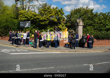 Stadtkrankenhaus, Belfast, UK. 30. April 2015.     Offizielle Streikposten für die Gesellschaft Röntgenassistenten außerhalb City Hospital in Belfast Röntgenassistenten Mitglieder in England, Schottland und Wales habe einen Anstieg von 1 %, aber die Radiographie-Belegschaft in Nordirland haben keine Verpflichtung von übergegangene Regierung Kredit erhalten: Jeffrey Silber/Alamy Live News Stockfoto