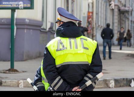 Russische Polizei Offiziere stehen an der Straße in Kalk-farbige uniform Stockfoto