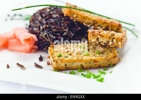 Gegrillter Käse Tofu mit schwarzem Reis und Ingwer Stockfoto