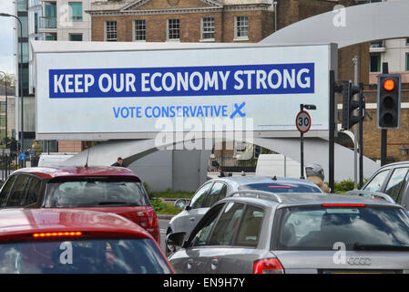 Vauxhall Cross, London, UK. 30. April 2015. Parlamentswahlen 2015: Eine elektronische Plakatwerbung der konservativen Partei in Vauxhall, mit nur sieben Tage zur Wahl. Bildnachweis: Matthew Chattle/Alamy Live-Nachrichten Stockfoto