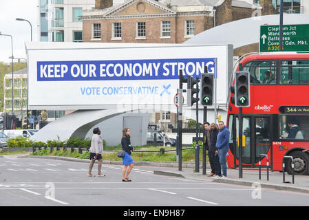 Vauxhall Cross, London, UK. 30. April 2015. Parlamentswahlen 2015: Eine elektronische Plakatwerbung der konservativen Partei in Vauxhall, mit nur sieben Tage zur Wahl. Bildnachweis: Matthew Chattle/Alamy Live-Nachrichten Stockfoto