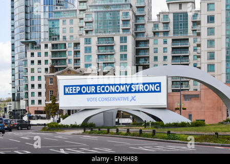 Vauxhall Cross, London, UK. 30. April 2015. Parlamentswahlen 2015: Eine elektronische Plakatwerbung der konservativen Partei in Vauxhall, mit nur sieben Tage zur Wahl. Bildnachweis: Matthew Chattle/Alamy Live-Nachrichten Stockfoto