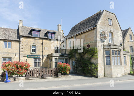 Die Old New Inn Hotel und Gaststätte in Bourton-on-the-Water in den Cotswolds Stockfoto