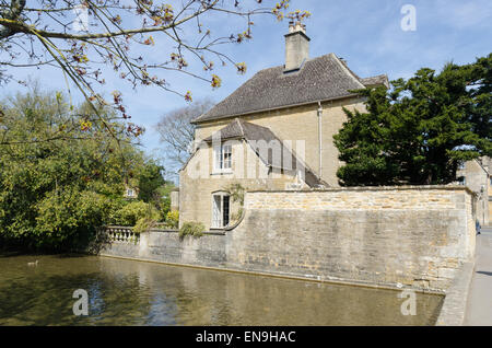 Der River Windrush fließt durch das Zentrum von Bourton-on-the-Water in den Cotswolds Stockfoto