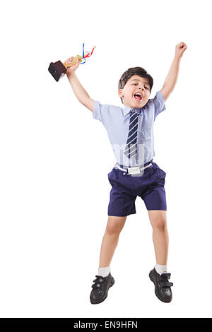 1 indische Kinder jungen Schule Schüler Sieg Trophäe Stockfoto