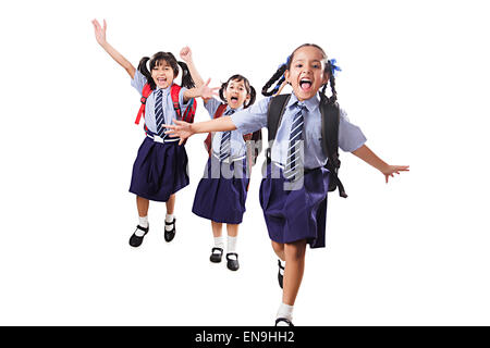 3 indische Kinder Freunde Schüler zu Fuß genießen Stockfoto