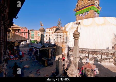 Eine goldene Turmspitze Krönung einen bewaldeten Hügel, ist Swayambhunath Stupa, die alten und rätselhafte von den Heiligen Stätten Stockfoto