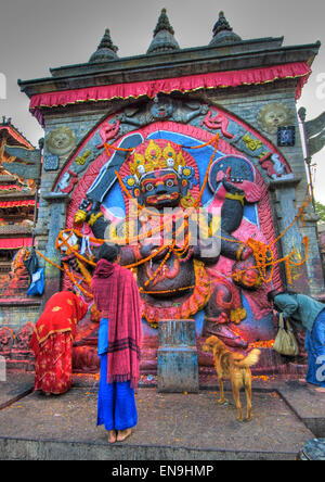 Außer Tempeln gibt es auch andere Dinge zu sehen am Durbar Square, wie übergroße Linderung von Kala Bhairab Stockfoto