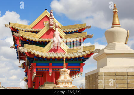 Wolken über dem buddhistischen Tempel. Goldene Wohnstätte des Buddha Shakyamuni in Elista, der Republik Kalmückien, Russland. Stockfoto