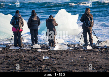 Fotografen mit Kameras und Stativen aufgestellt Fotografien Am Gletschersee Jökulsárlón glazialen Strand, Diamond Beach, Island im Februar Stockfoto